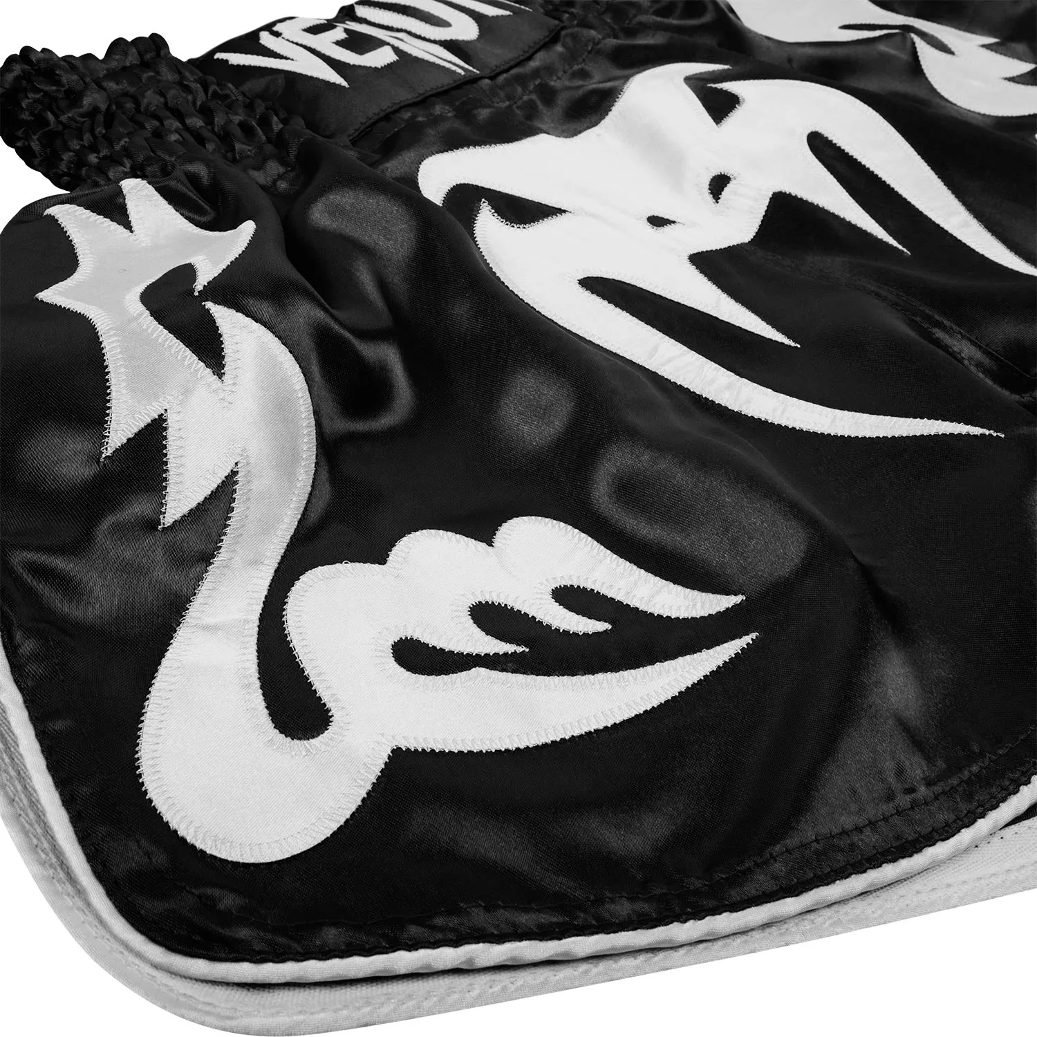 PANTALONES CORTOS DE MUAY THAI VENUM BANGKOK INFERNO  NEGRO/BLANCO