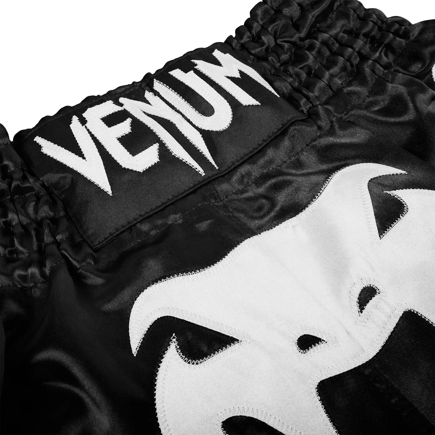 PANTALONES CORTOS DE MUAY THAI VENUM BANGKOK INFERNO  NEGRO/BLANCO