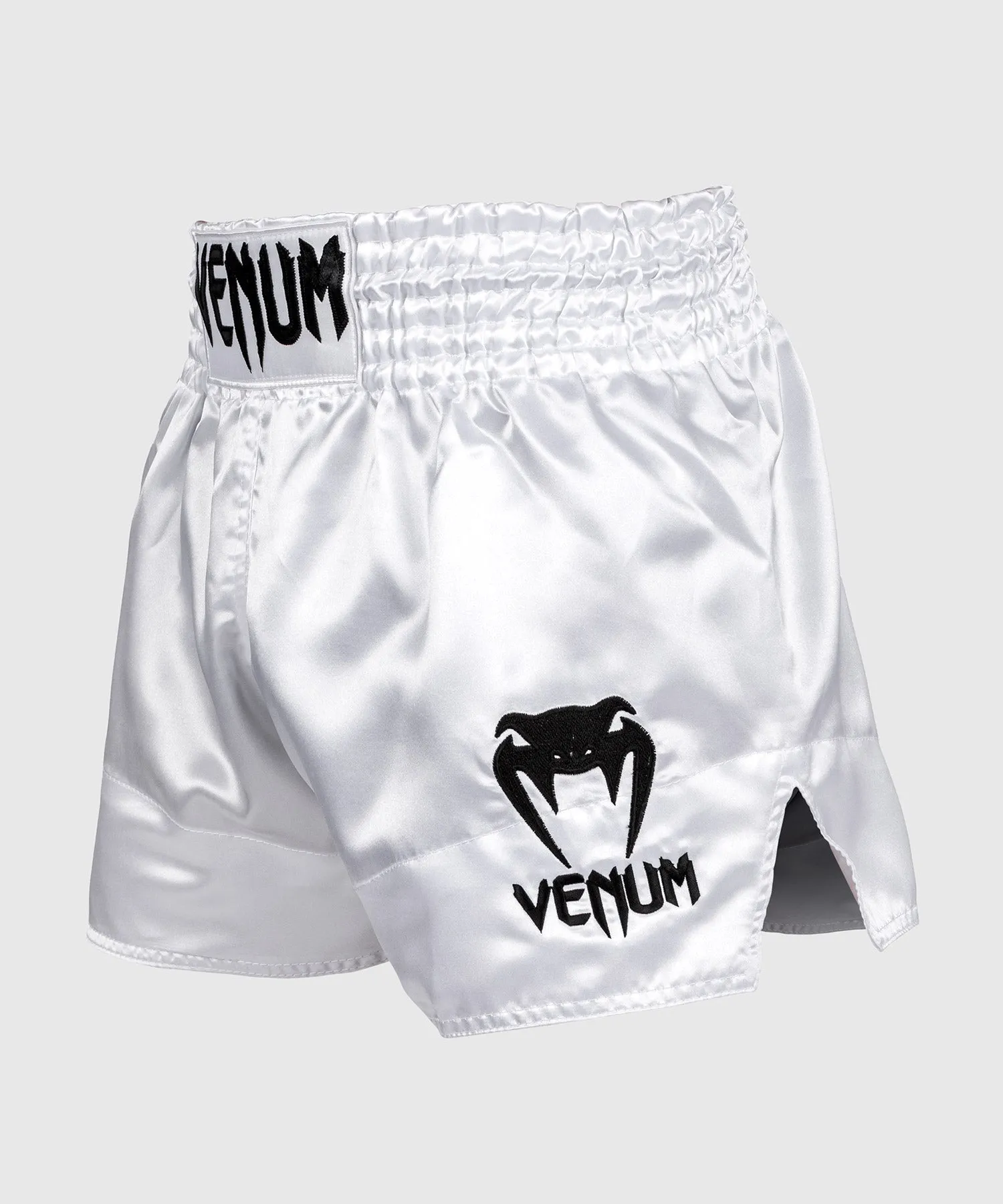PANTALONES CORTOS DE MUAY THAI VENUM CLASSIC  BLANCO/NEGRO