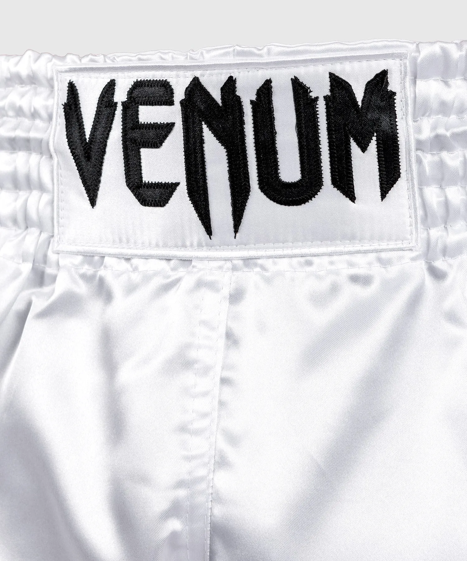 PANTALONES CORTOS DE MUAY THAI VENUM CLASSIC  BLANCO/NEGRO