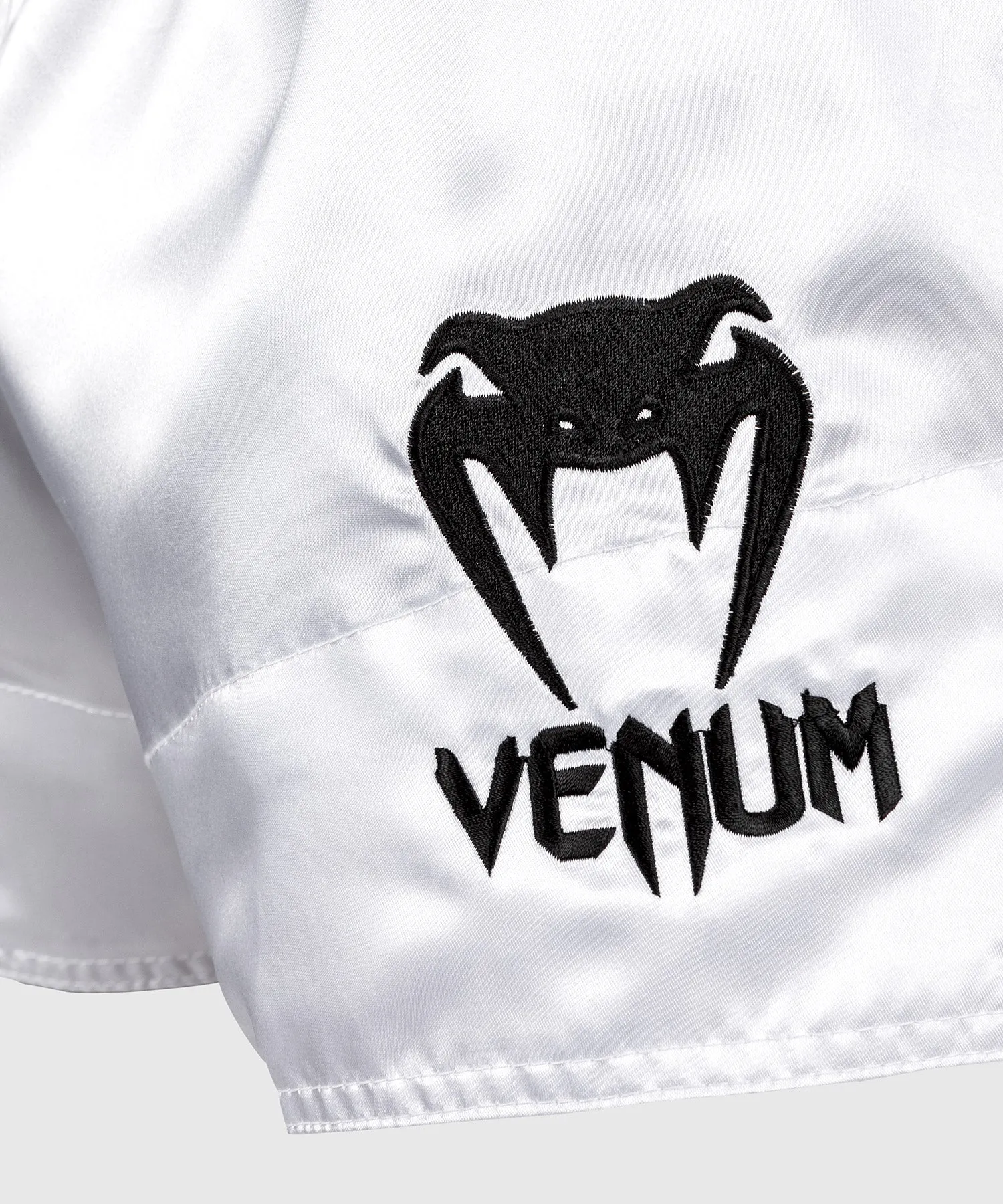PANTALONES CORTOS DE MUAY THAI VENUM CLASSIC  BLANCO/NEGRO