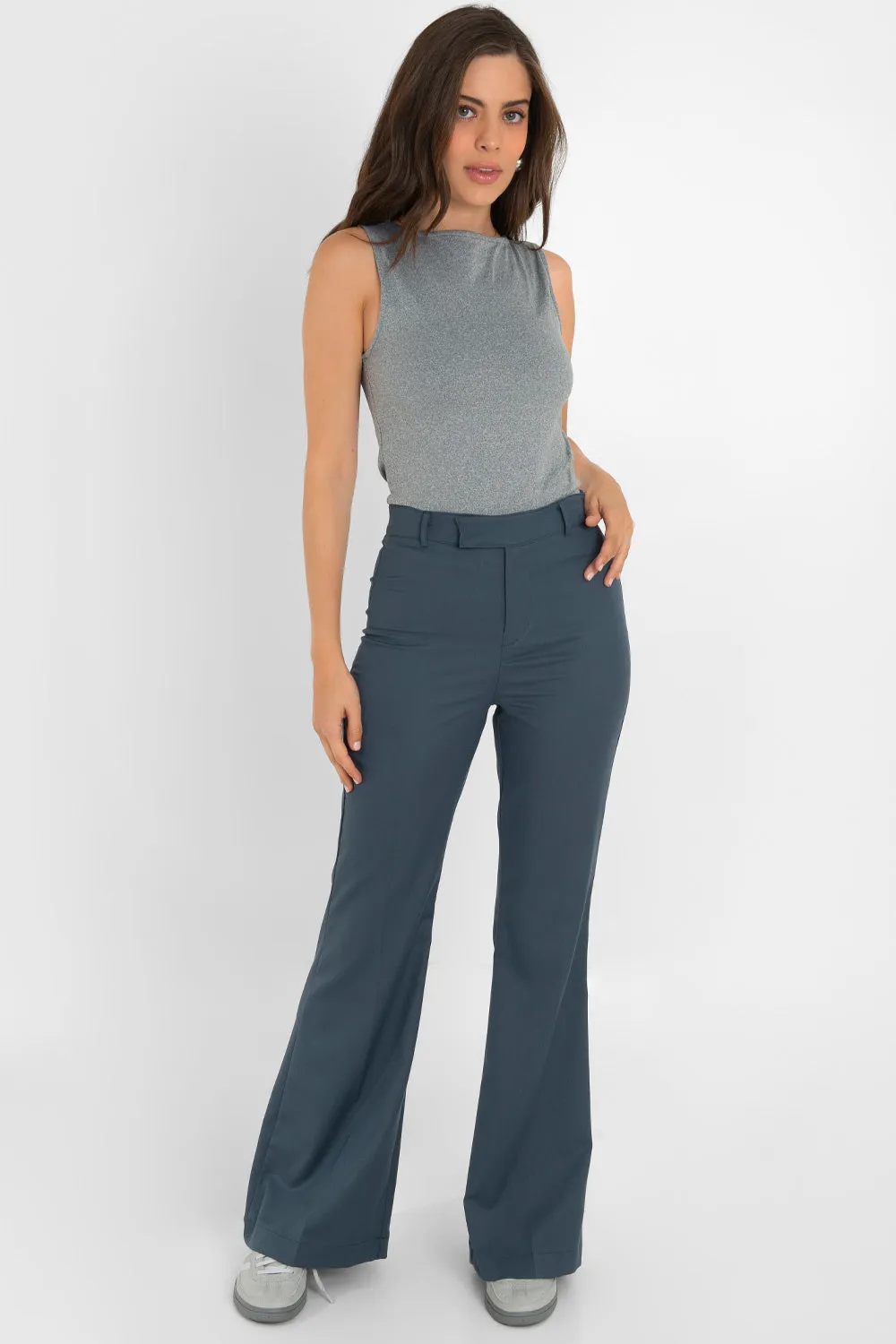 Pantalón ajustado fit flare de tiro alto