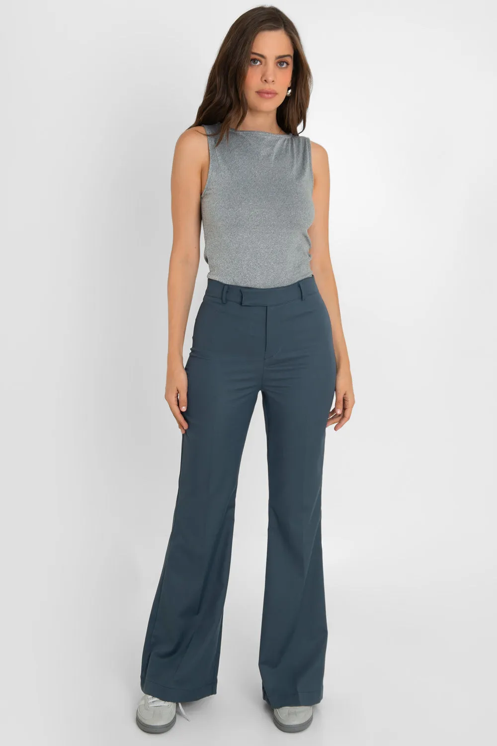Pantalón ajustado fit flare de tiro alto