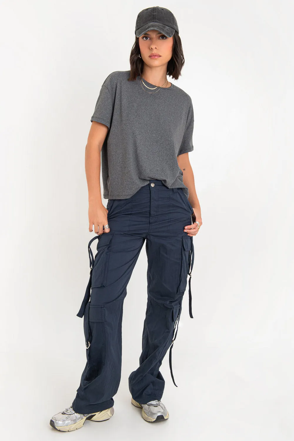 Pantalón cargo fit recto de bolsillos con trabillas