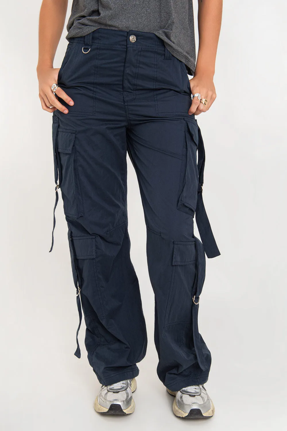 Pantalón cargo fit recto de bolsillos con trabillas