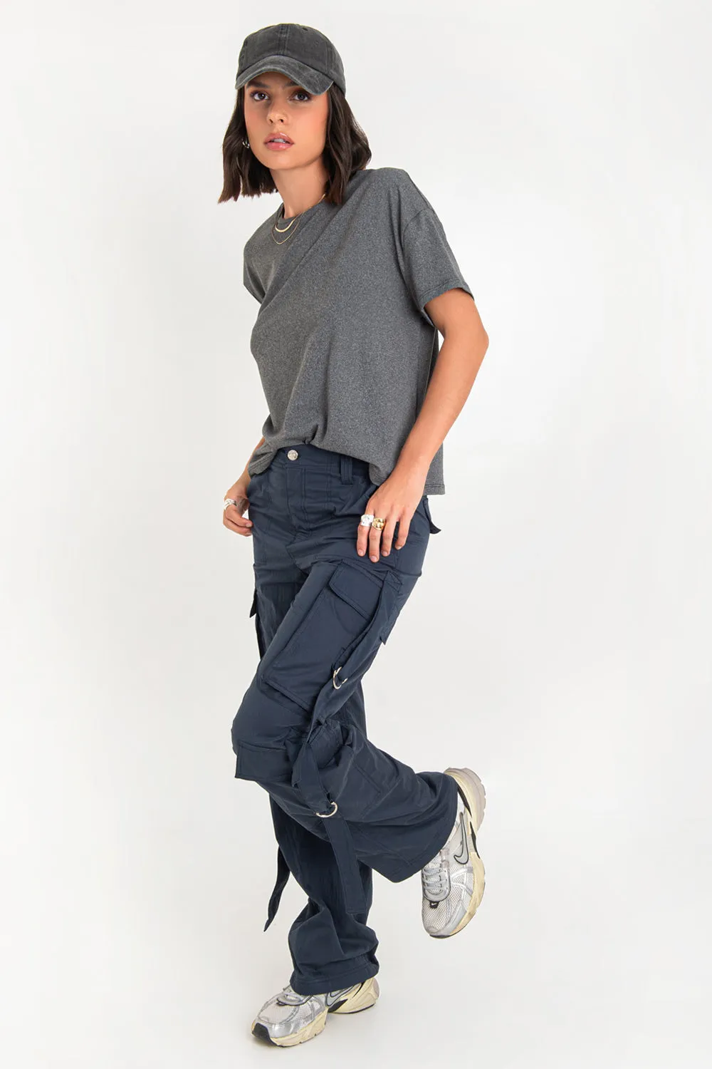 Pantalón cargo fit recto de bolsillos con trabillas