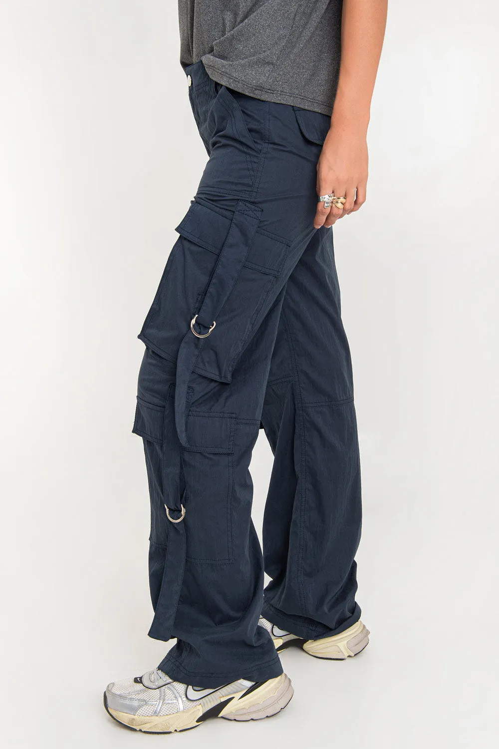 Pantalón cargo fit recto de bolsillos con trabillas