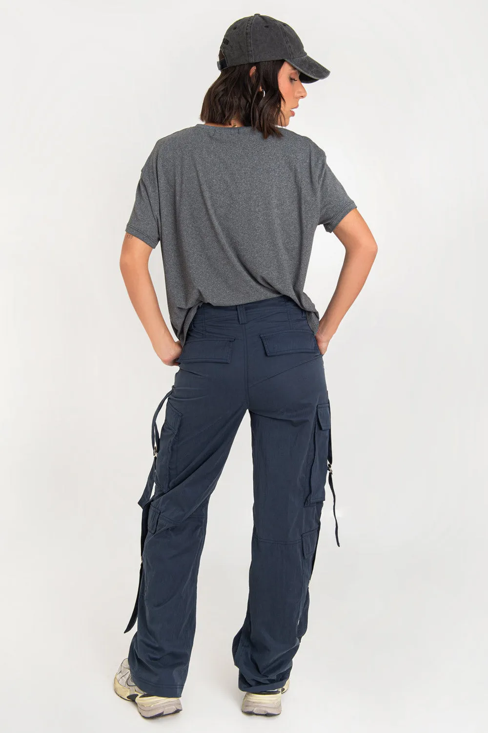 Pantalón cargo fit recto de bolsillos con trabillas