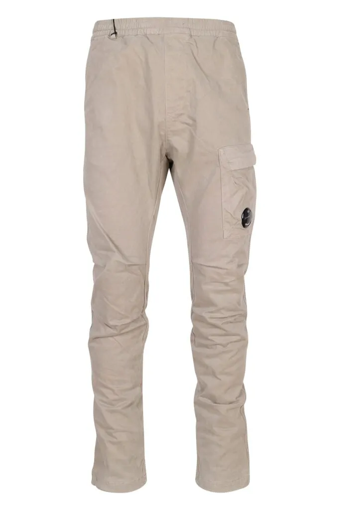 Pantalón de color caqui cargo de satén elástico con un bolsillo y lente