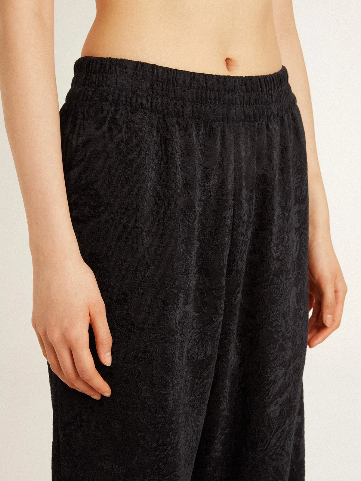 Pantalón jogger negro con estampado tono sobre tono Toile de Jouy 