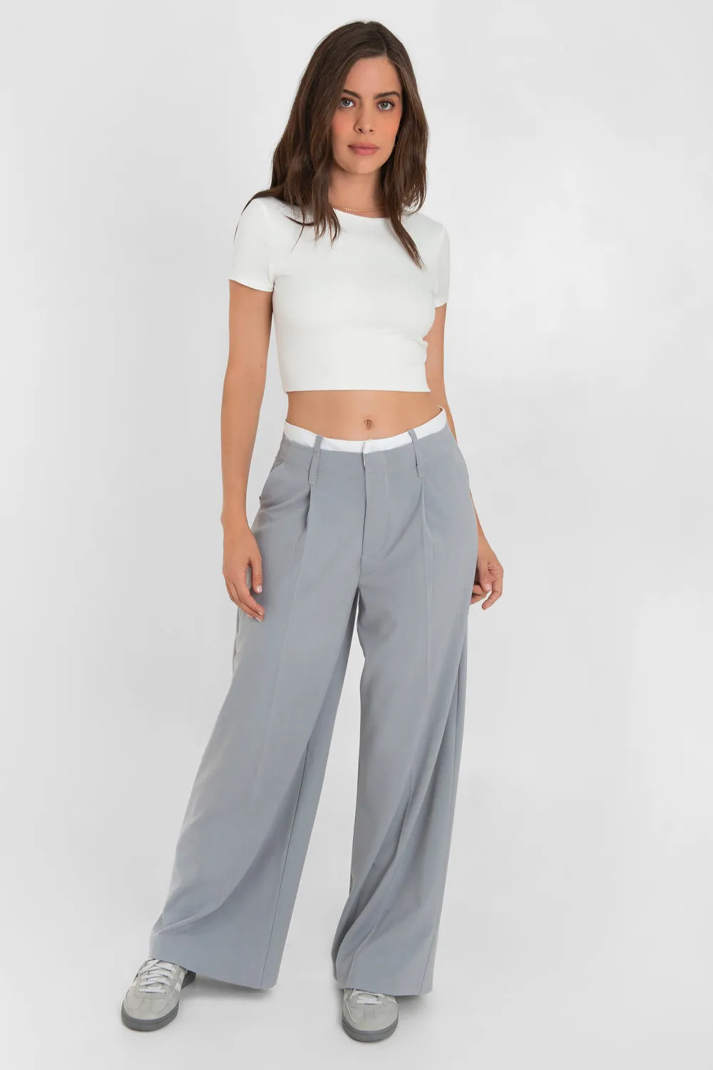 Pantalón wide leg con pinzas pretina en contraste