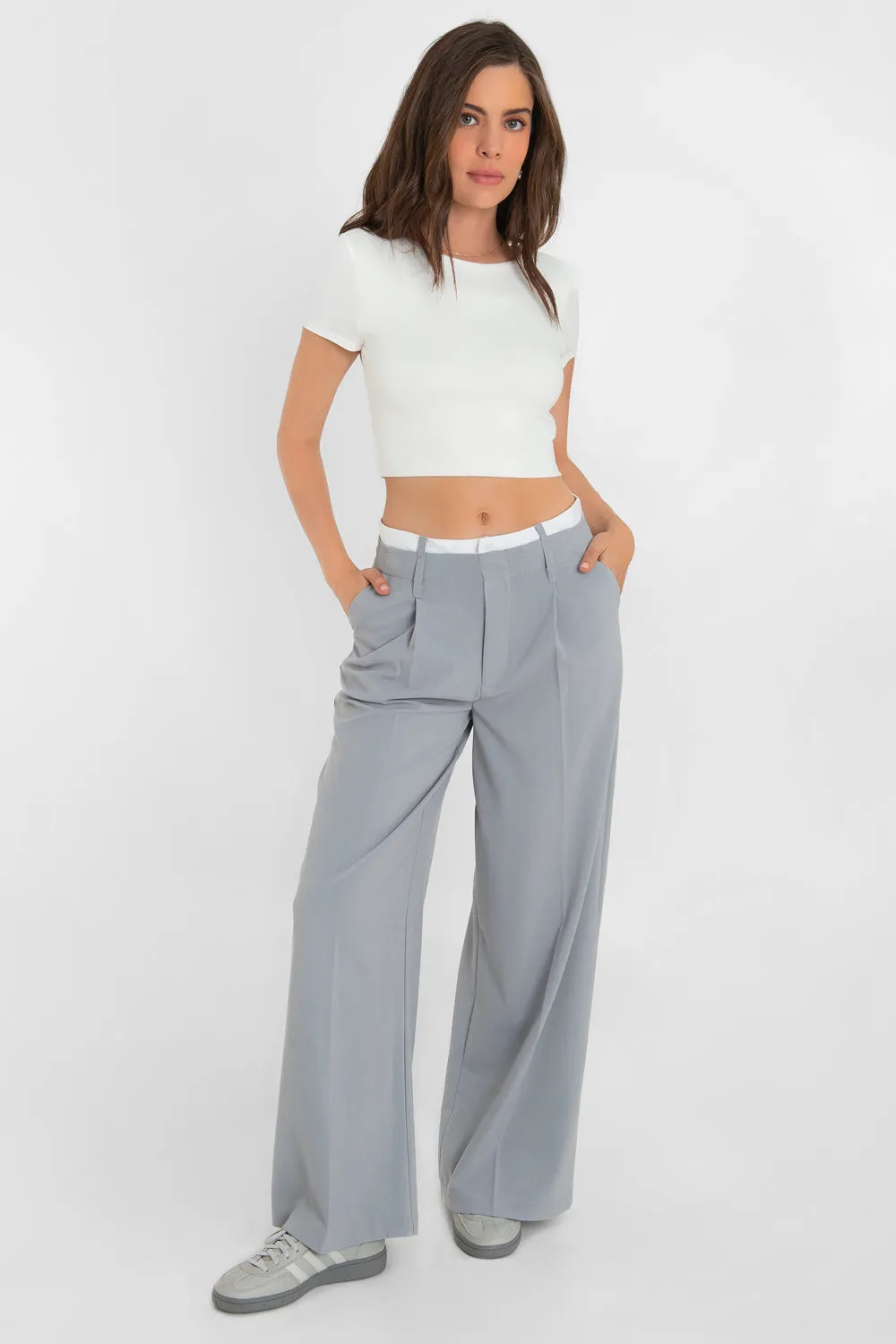 Pantalón wide leg con pinzas pretina en contraste