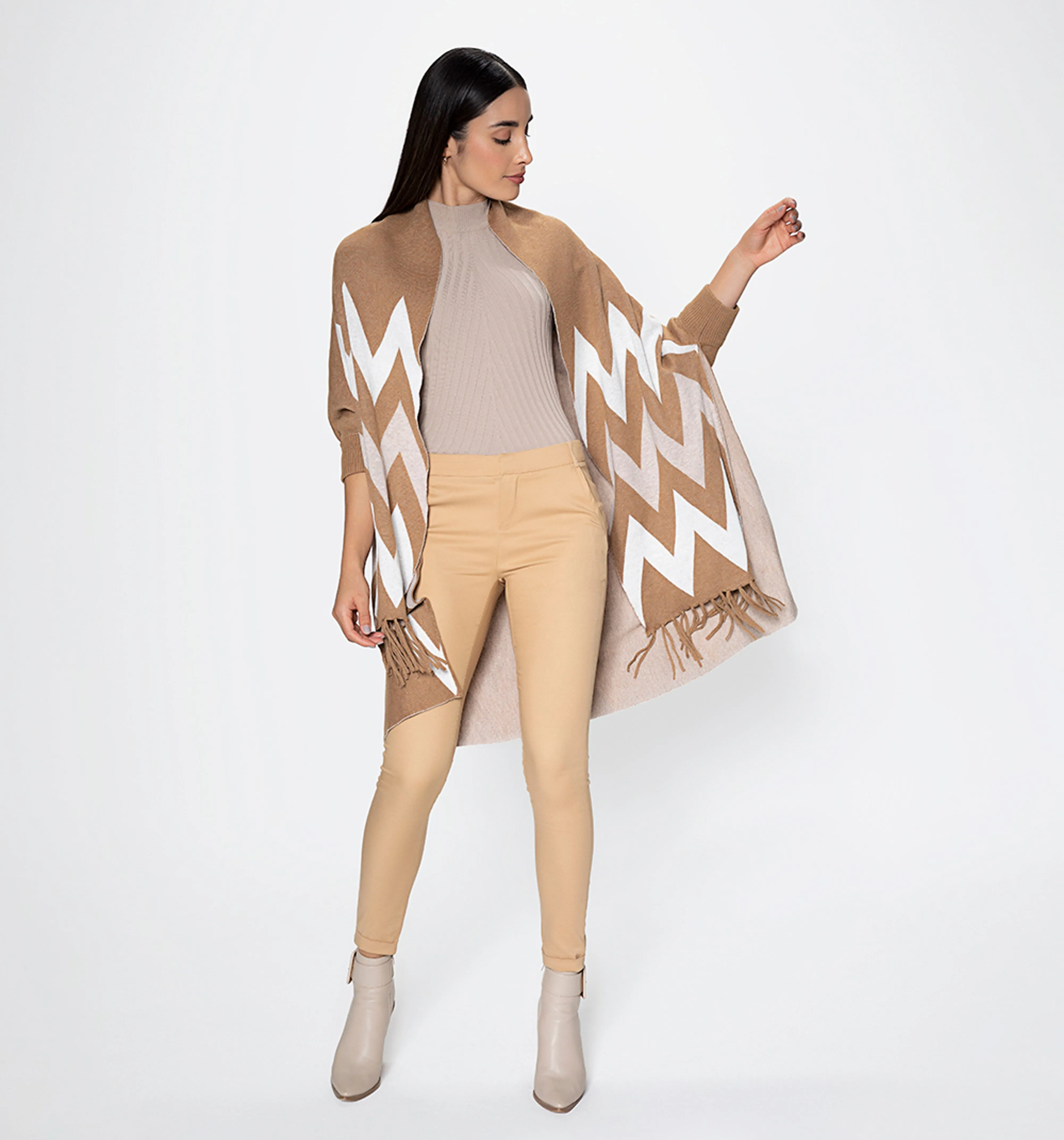Poncho con grabado de zig zag en contras unic moka