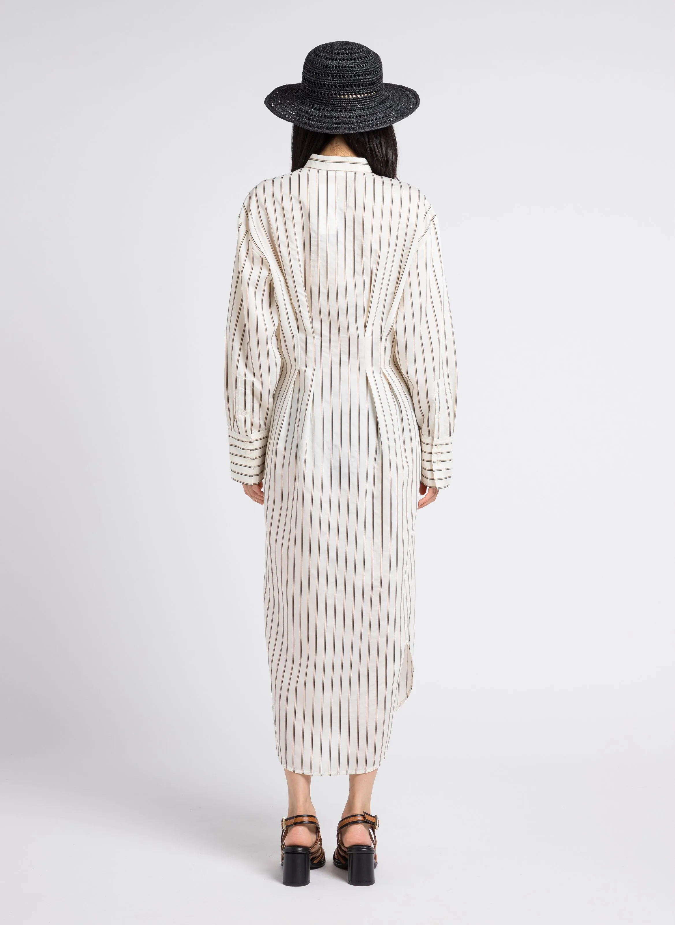 SAMSOE SAMSOE SABOSSE  VESTIDO LARGO AJUSTADO CON CUELLO MAO EN BLANCO
