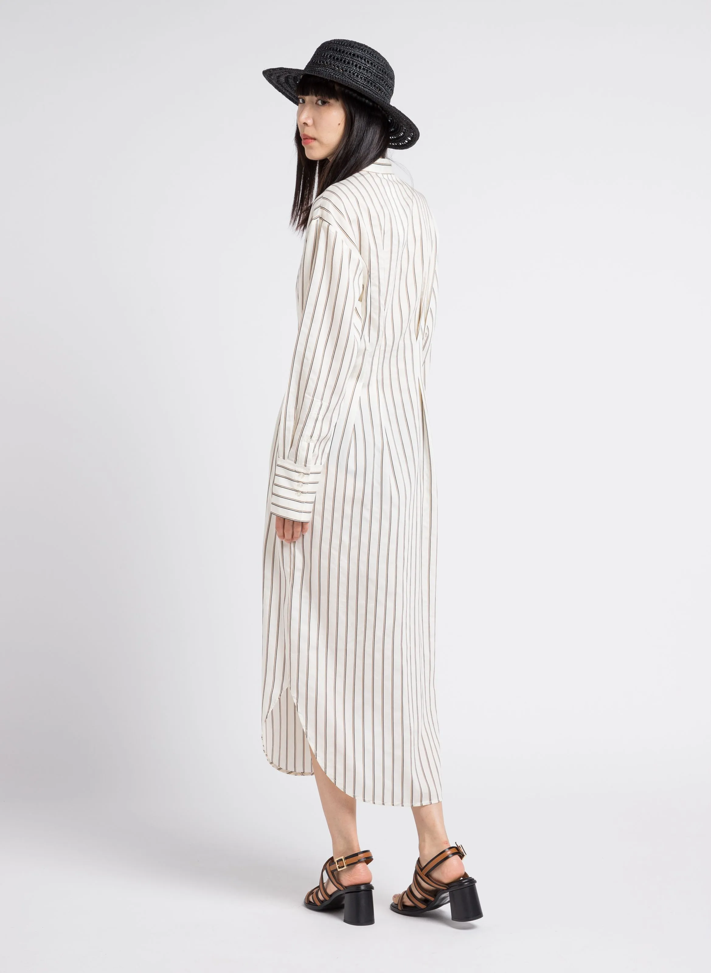 SAMSOE SAMSOE SABOSSE  VESTIDO LARGO AJUSTADO CON CUELLO MAO EN BLANCO