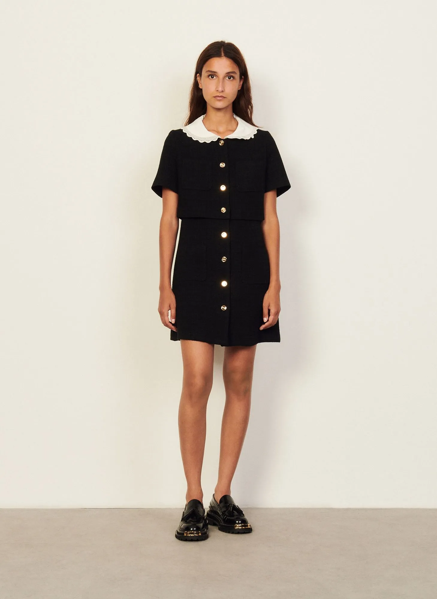 SANDRO Vestido corto de tweed con cuello claudine en negro