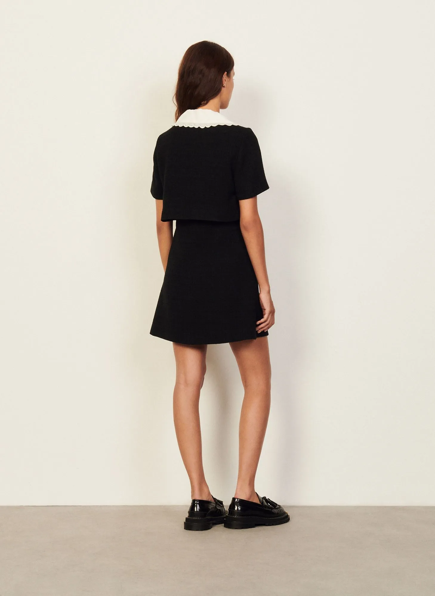 SANDRO Vestido corto de tweed con cuello claudine en negro