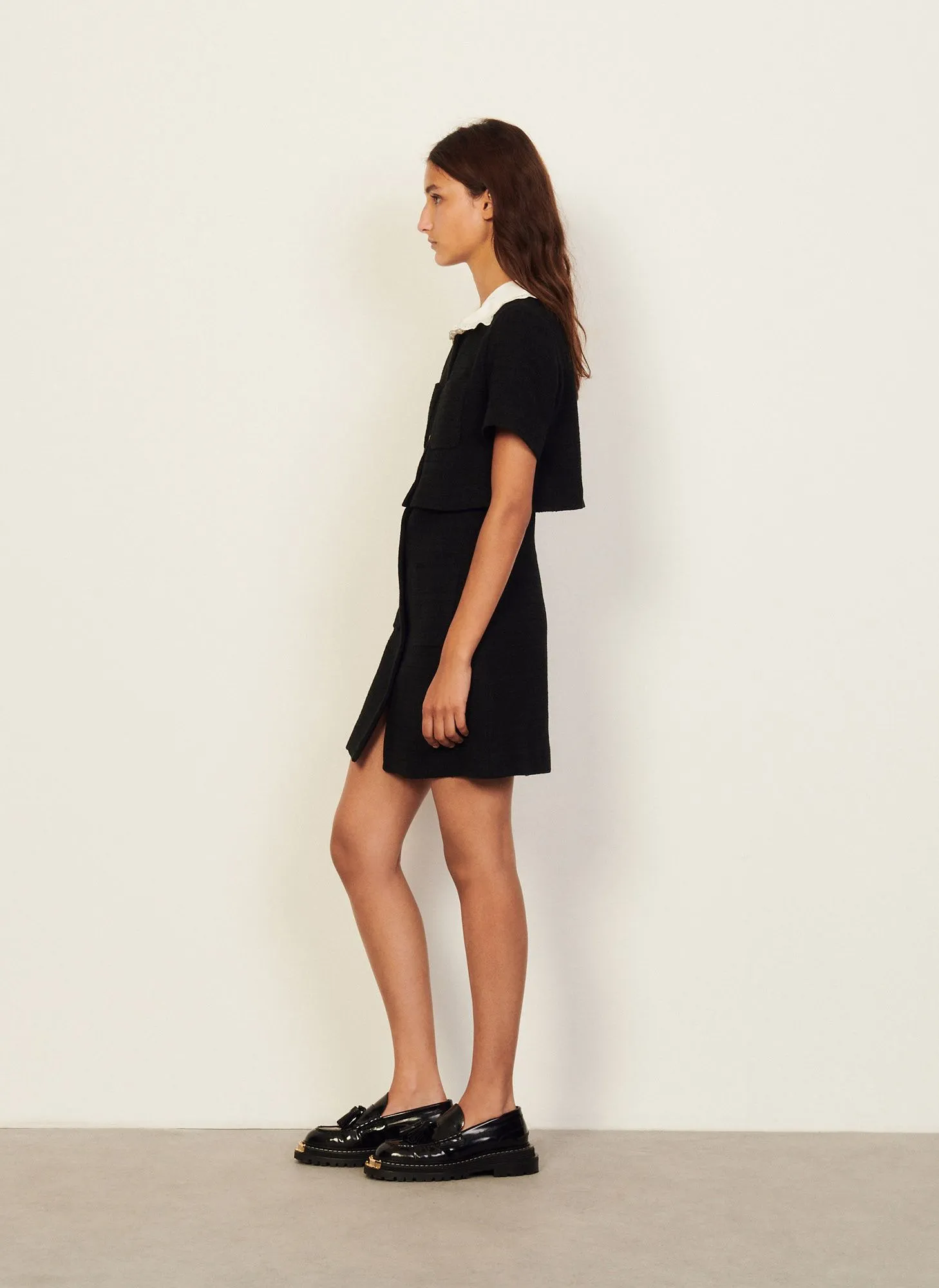 SANDRO Vestido corto de tweed con cuello claudine en negro