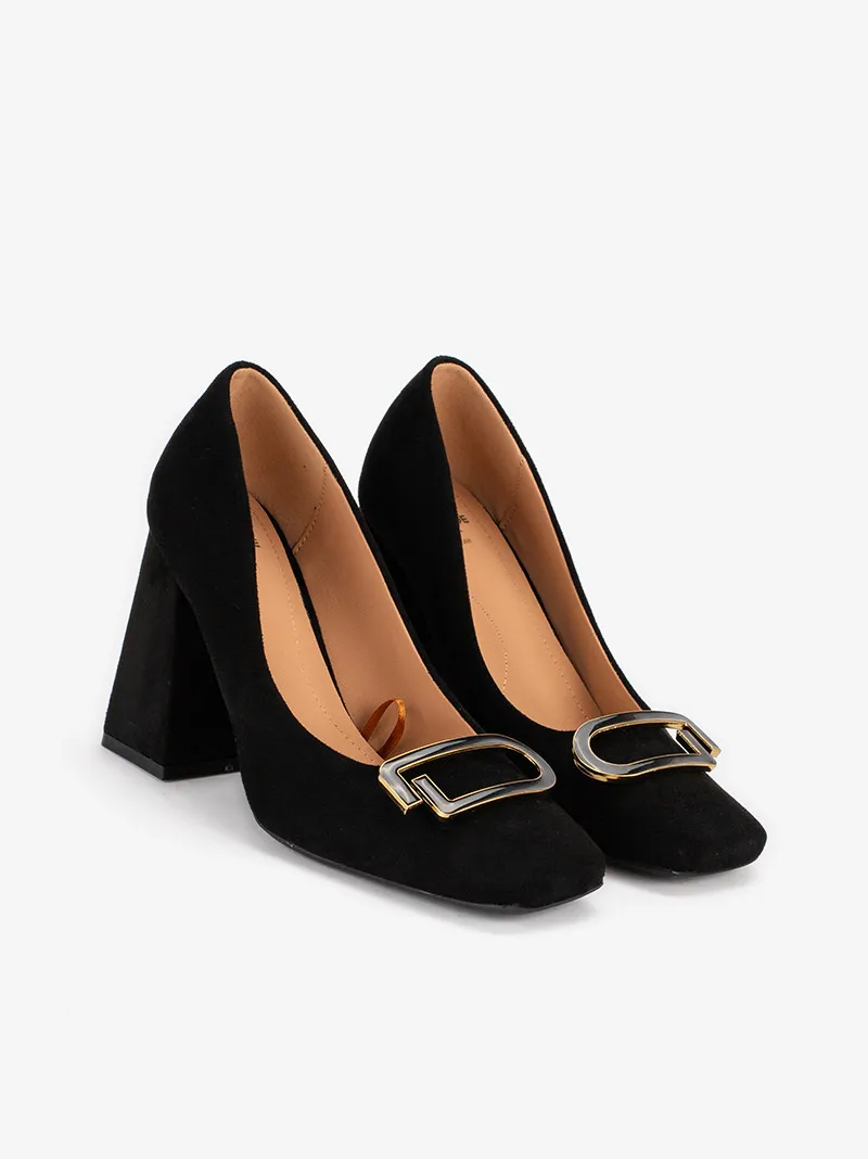 SAPATO PUMP DE TACÃO COM DECOTE APLICAÇÃO METÁLICA À FRENTE