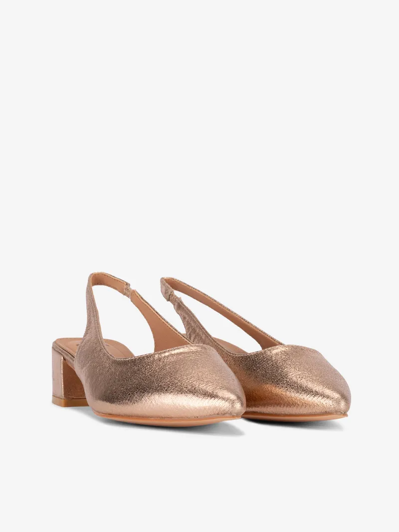SAPATO PUMP DE TACÃO SLINGBACK METALIZADO COM ELÁSTICO ATRÁS E FORMA PONTIGUDA