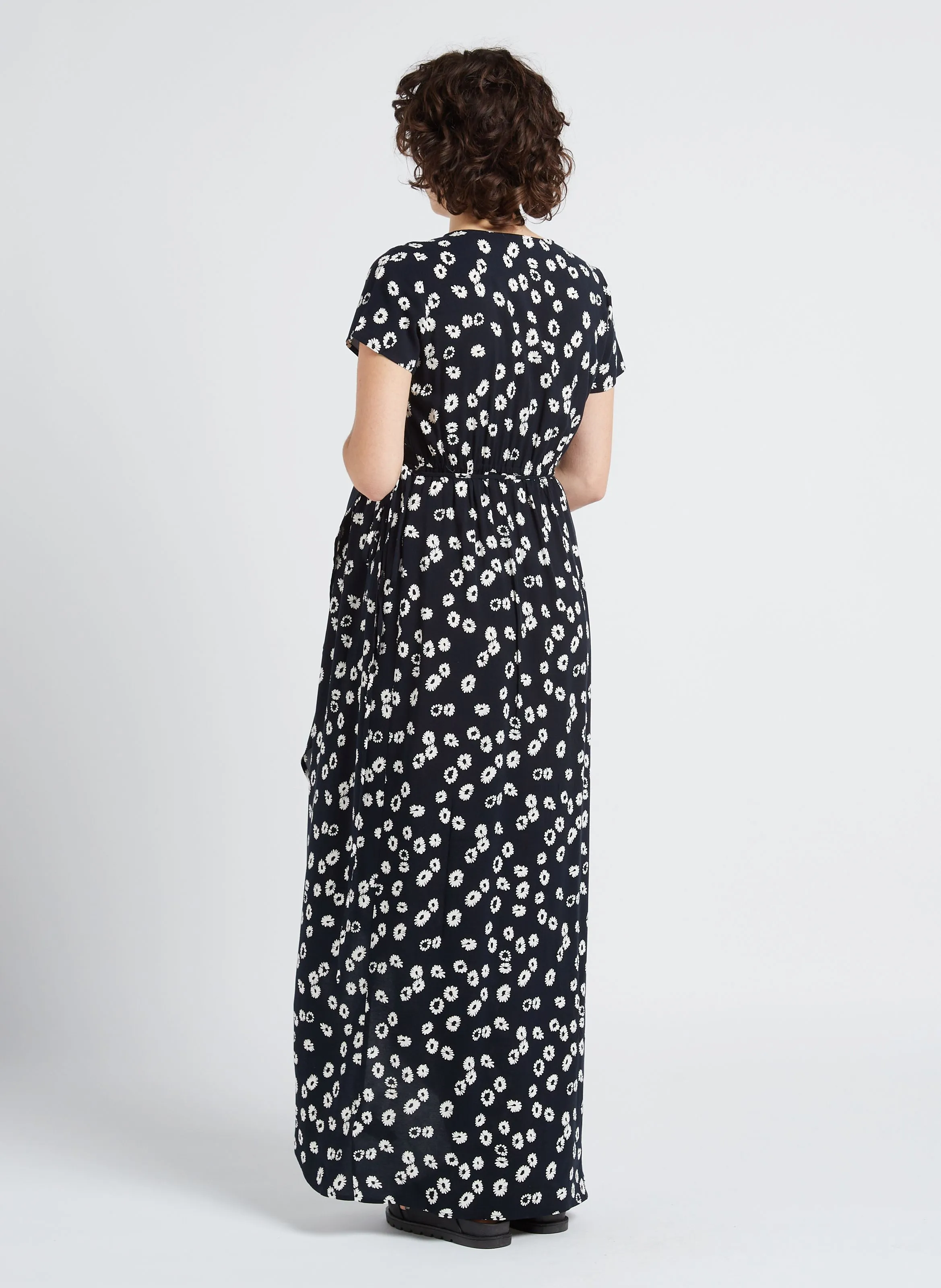 SERAPHINE DAISY  VESTIDO PREMAMá RECTO ESTAMPADO CON CUELLO CRUZADO EN NEGRO