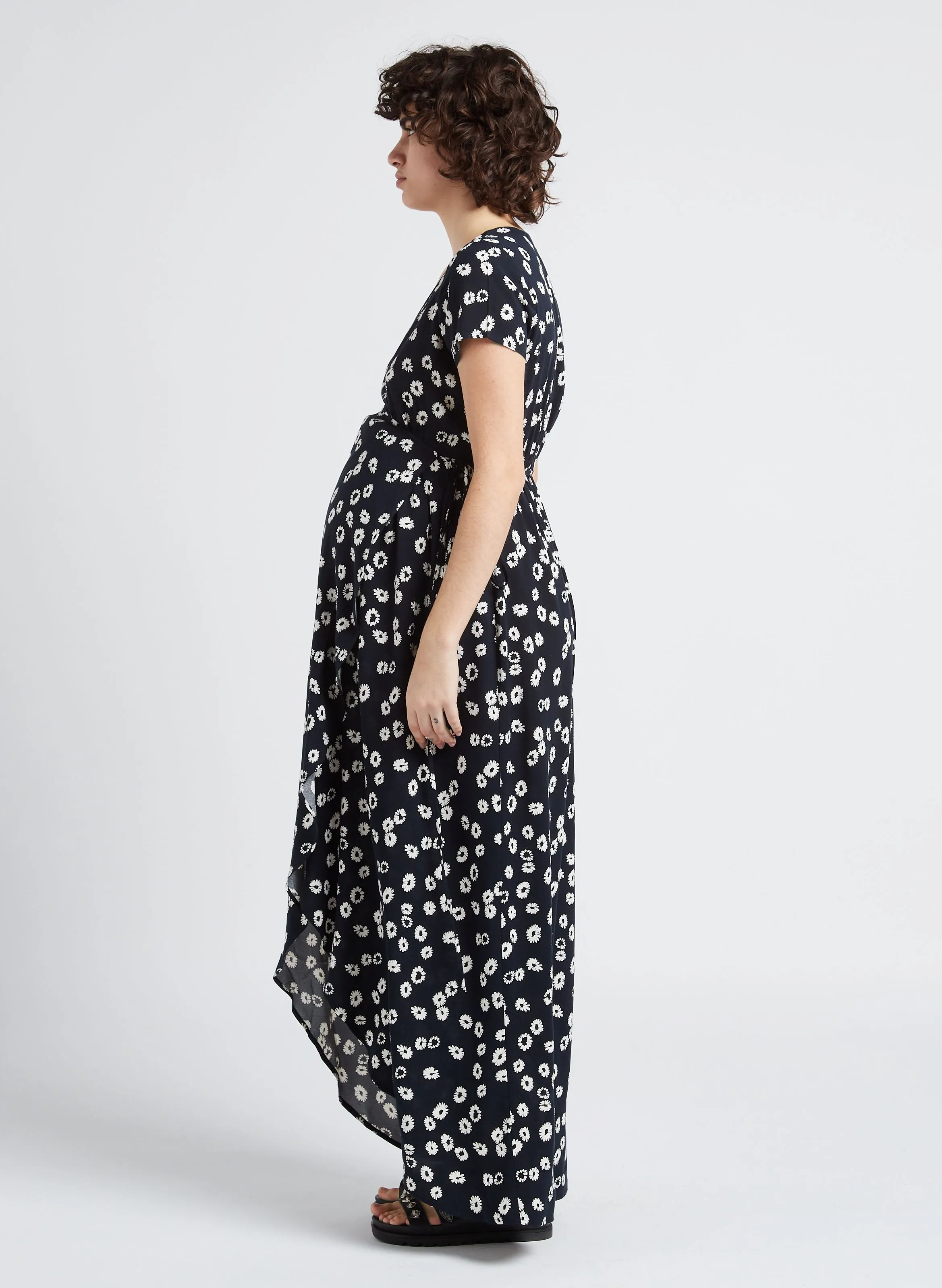 SERAPHINE DAISY  VESTIDO PREMAMá RECTO ESTAMPADO CON CUELLO CRUZADO EN NEGRO
