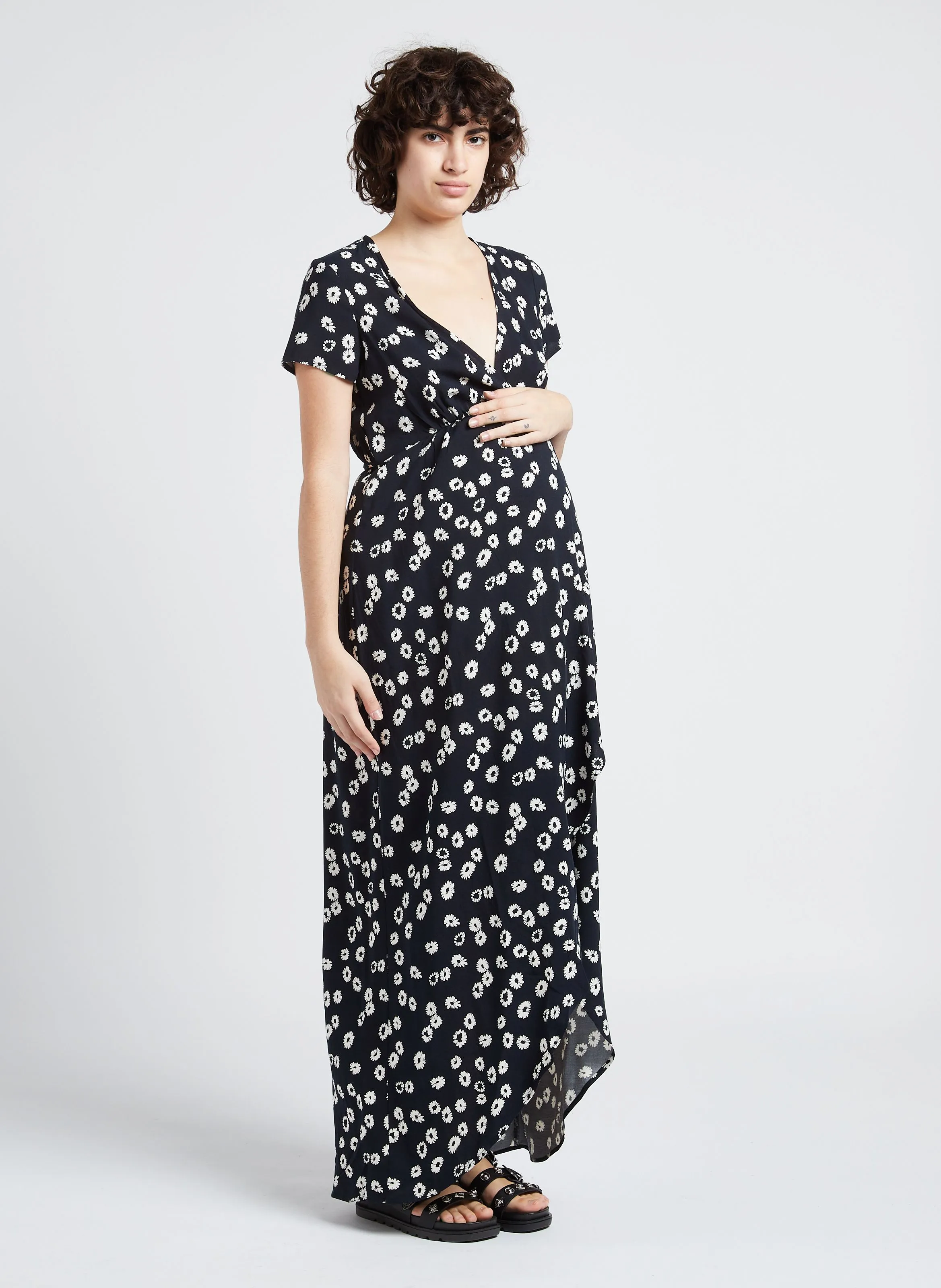 SERAPHINE DAISY  VESTIDO PREMAMá RECTO ESTAMPADO CON CUELLO CRUZADO EN NEGRO