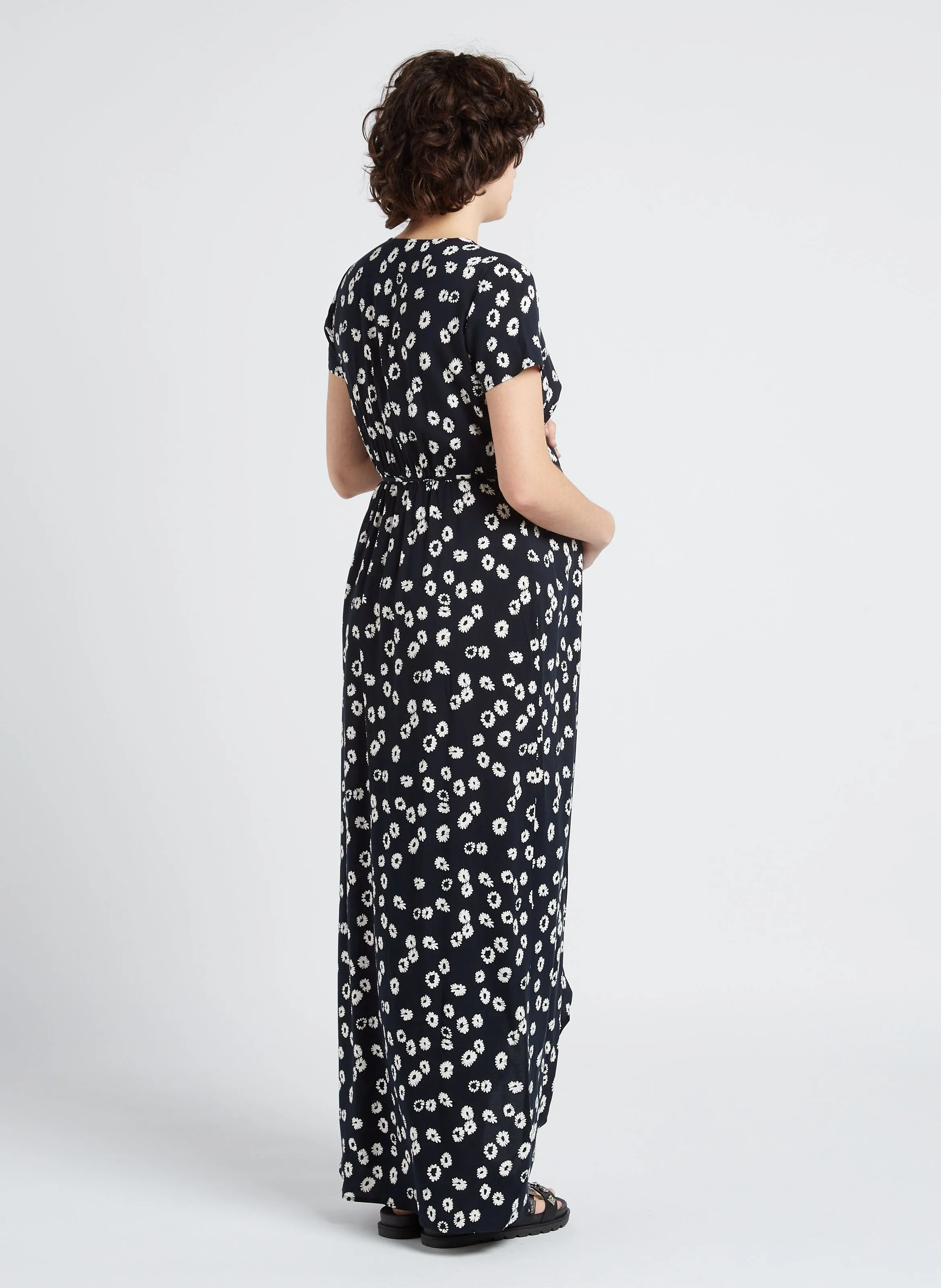 SERAPHINE DAISY  VESTIDO PREMAMá RECTO ESTAMPADO CON CUELLO CRUZADO EN NEGRO