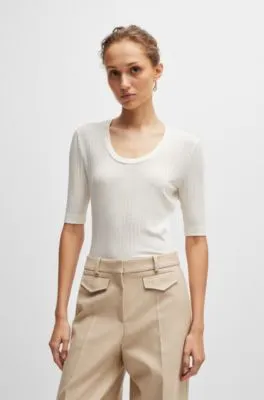 Top de cuello redondo en tejido elástico
