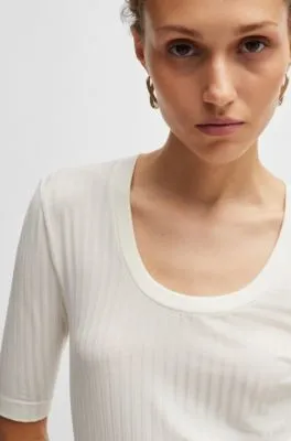 Top de cuello redondo en tejido elástico