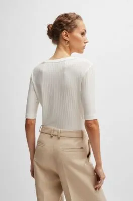 Top de cuello redondo en tejido elástico