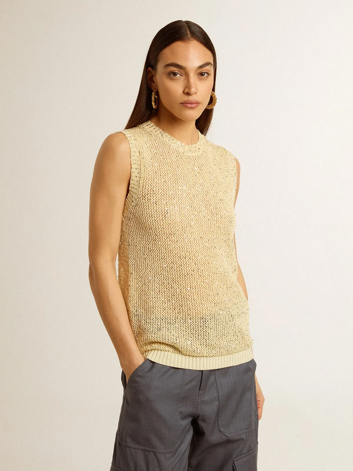 Top de punto de malla con lentejuelas y detalles en contraste