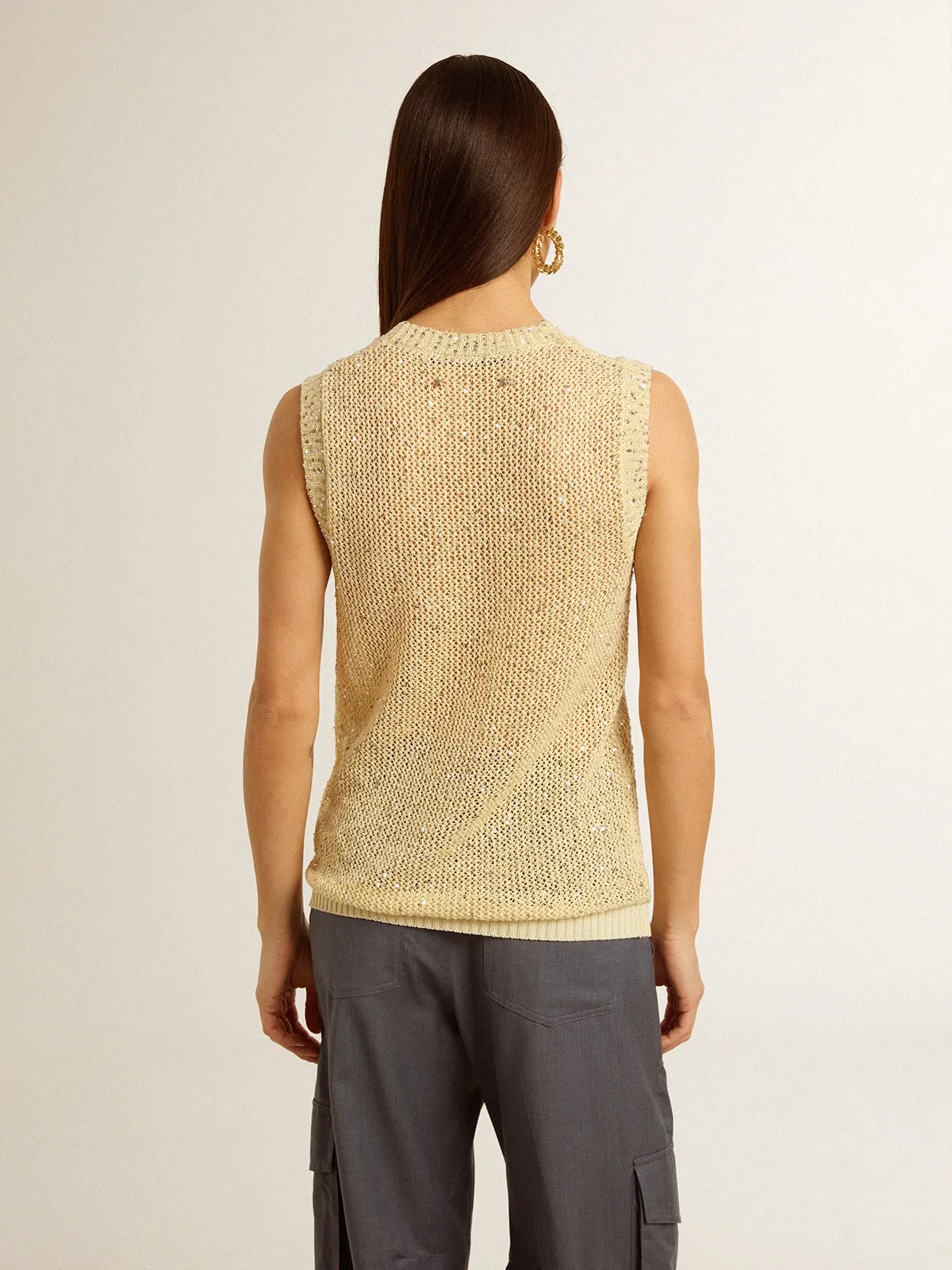 Top de punto de malla con lentejuelas y detalles en contraste