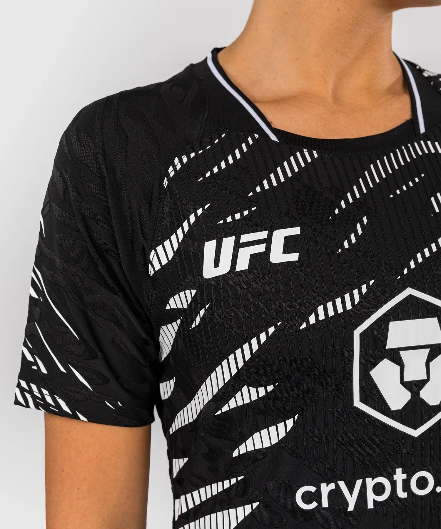 UFC FUSION BY VENUM PERSONALIZADOS AUTHENTIC FIGHT NIGHT CAMISETA DE SALIDA PARA MUJER  NEGRO