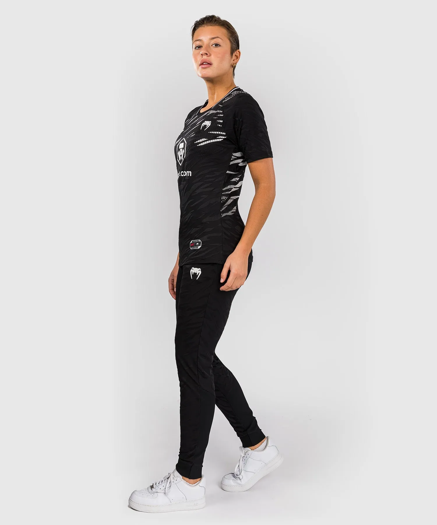 UFC FUSION BY VENUM PERSONALIZADOS AUTHENTIC FIGHT NIGHT CAMISETA DE SALIDA PARA MUJER  NEGRO
