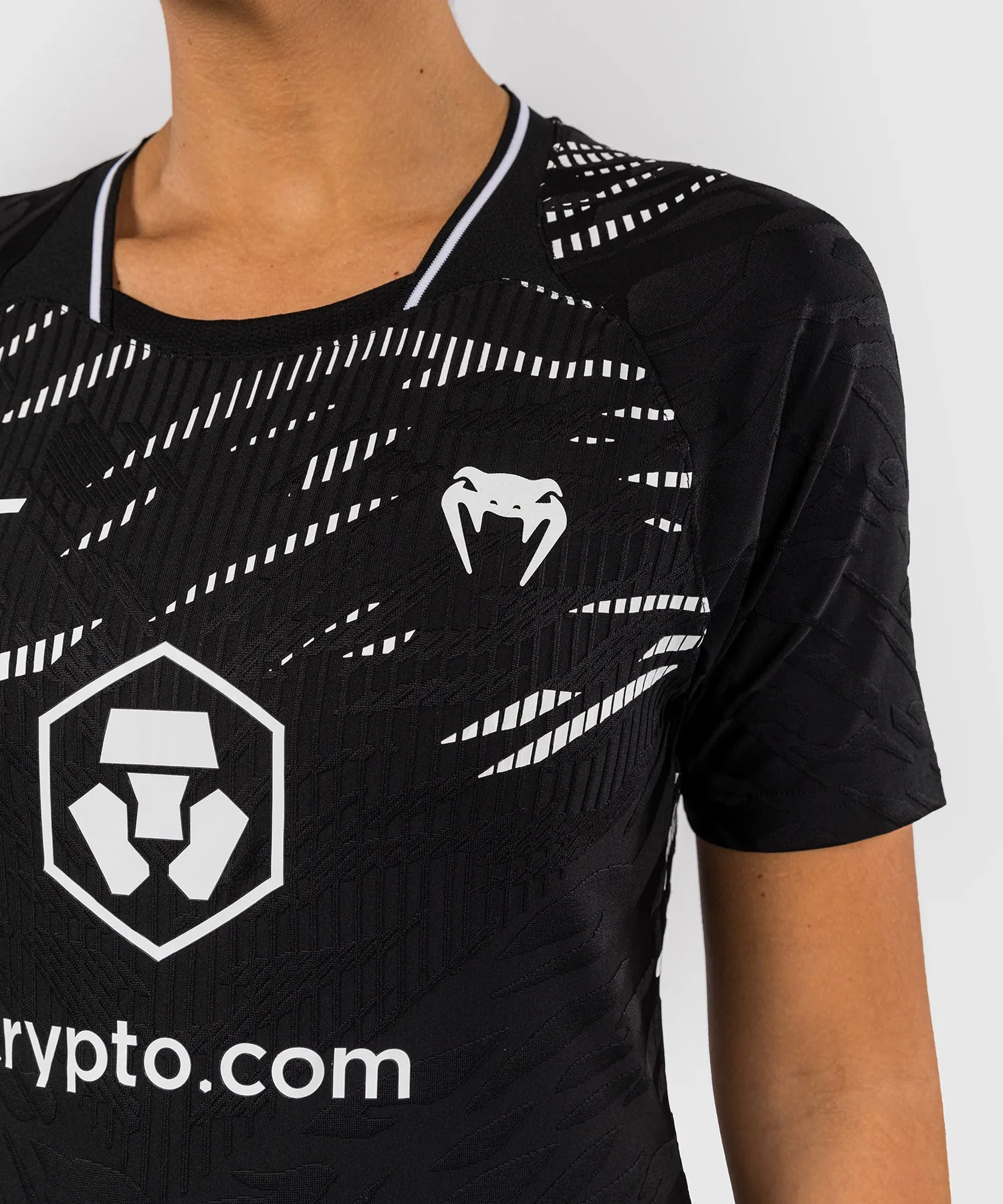 UFC FUSION BY VENUM PERSONALIZADOS AUTHENTIC FIGHT NIGHT CAMISETA DE SALIDA PARA MUJER  NEGRO