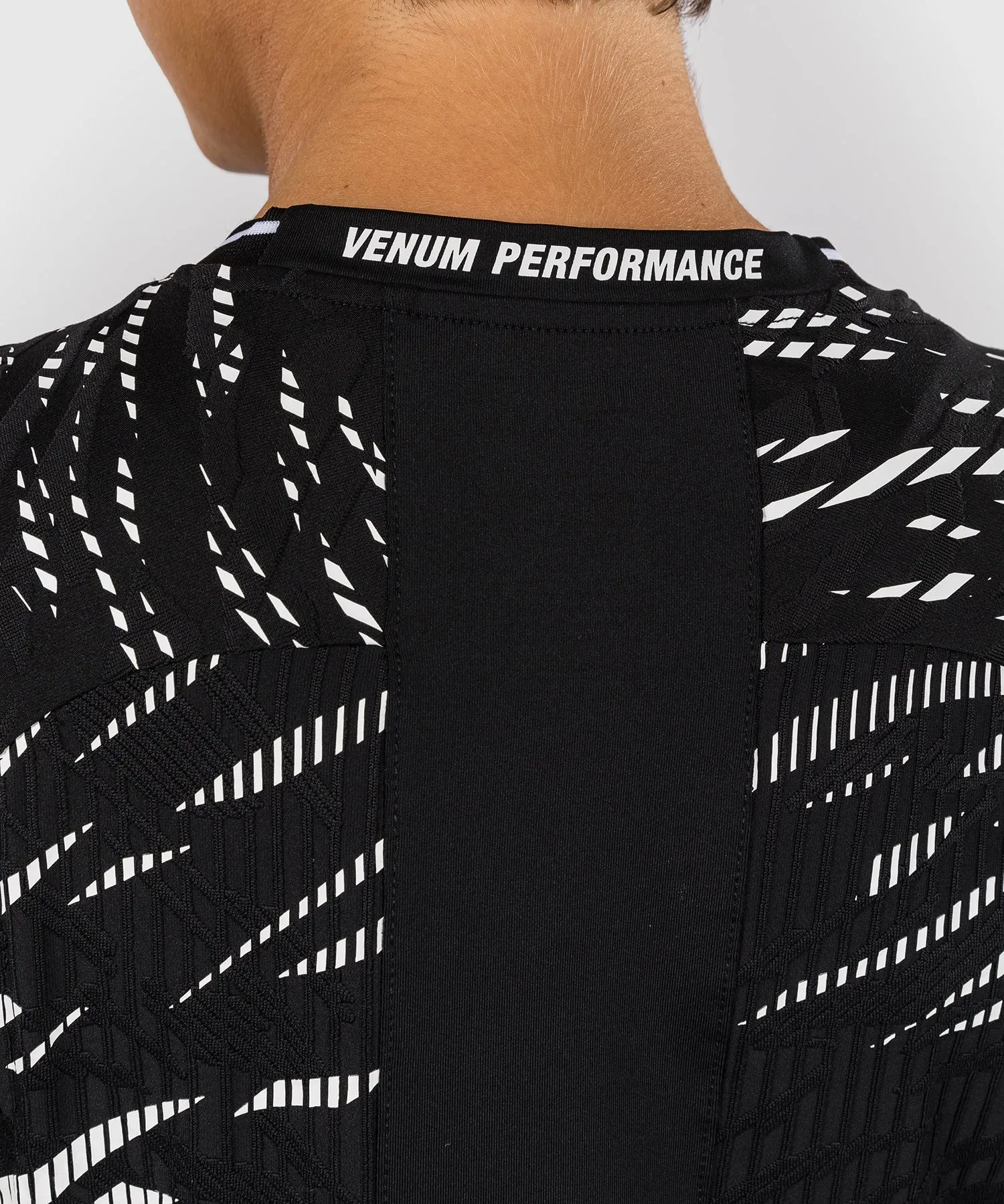 UFC FUSION BY VENUM PERSONALIZADOS AUTHENTIC FIGHT NIGHT CAMISETA DE SALIDA PARA MUJER  NEGRO