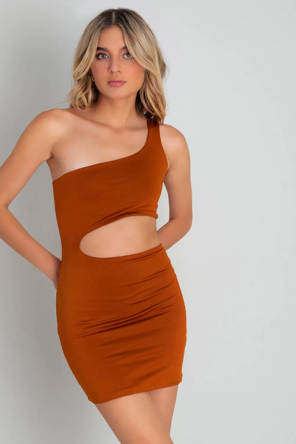 Vestido ajustado asimétrico con cut out frontal