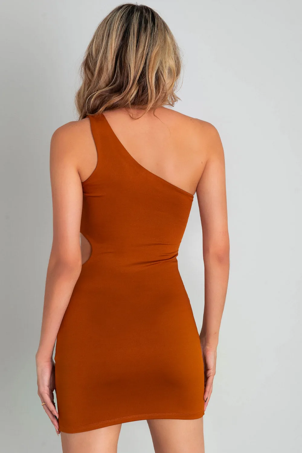 Vestido ajustado asimétrico con cut out frontal
