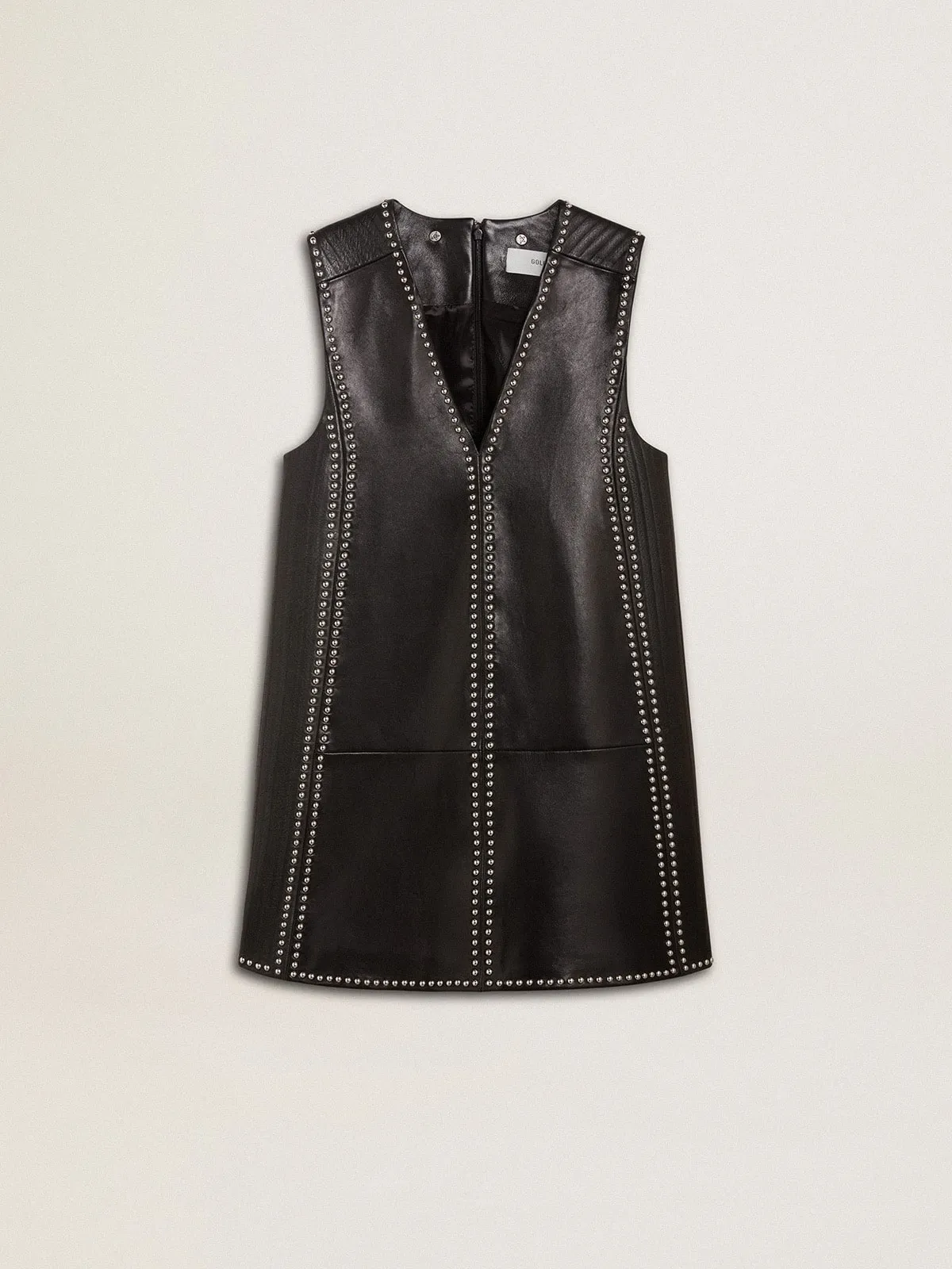 Vestido de mujer de napa de color negro con tachas