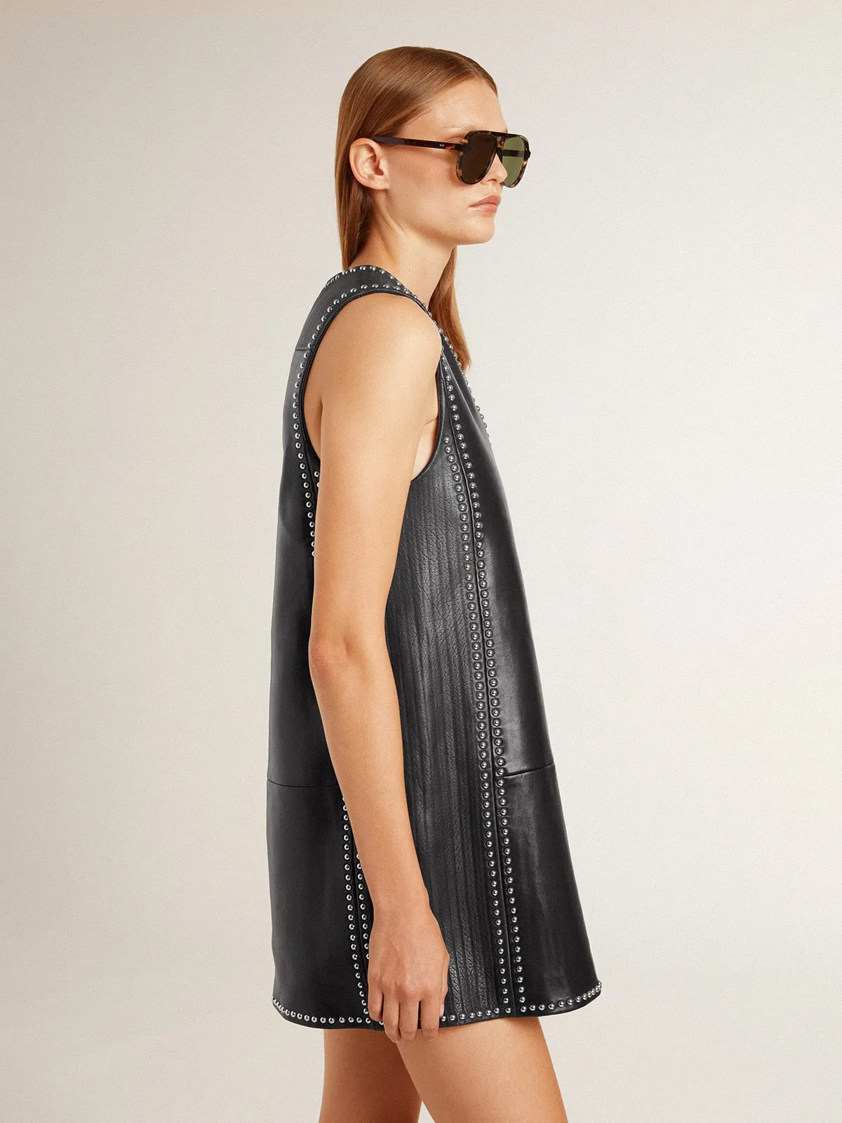 Vestido de mujer de napa de color negro con tachas