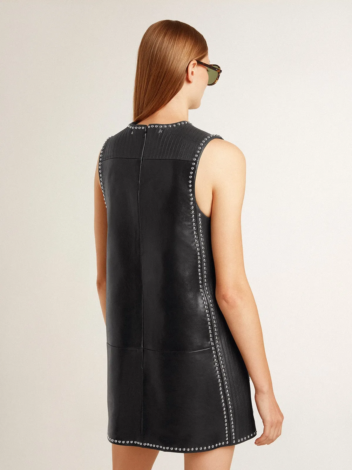 Vestido de mujer de napa de color negro con tachas