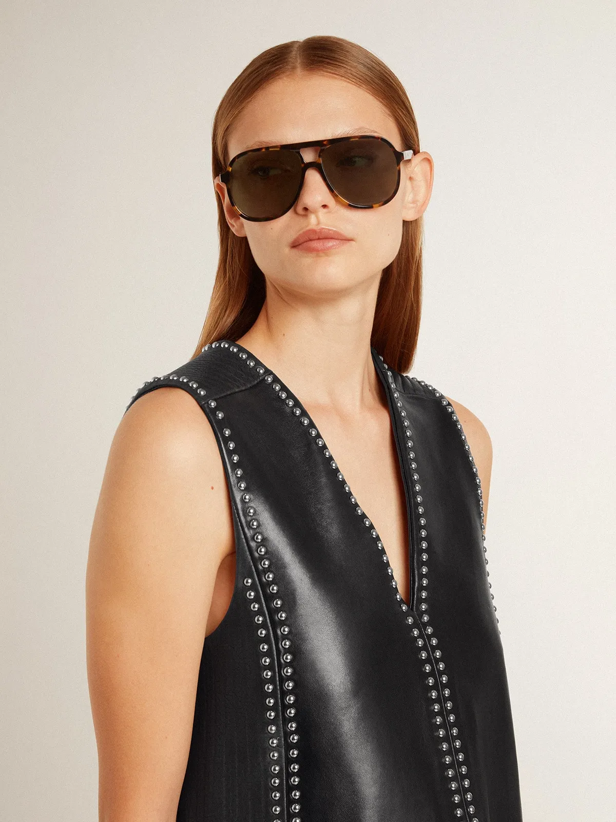 Vestido de mujer de napa de color negro con tachas
