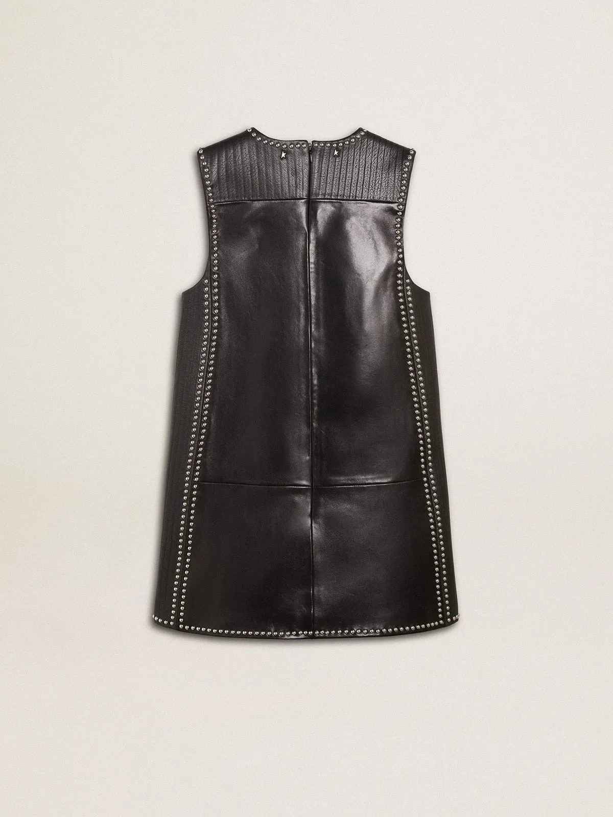 Vestido de mujer de napa de color negro con tachas