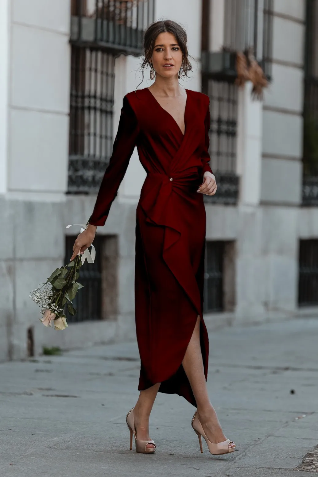 Vestido midi elegante con escote cruzado, volantes y mangas 3/4 Brynlee, burdeos