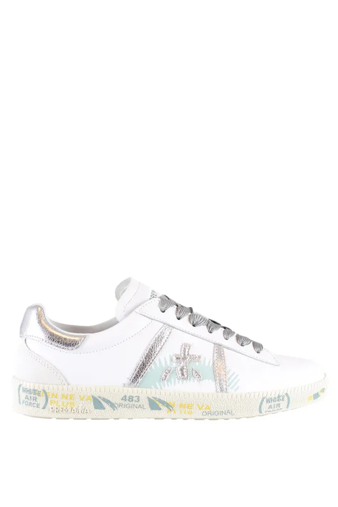 Zapatillas blancas con detalles en plata 