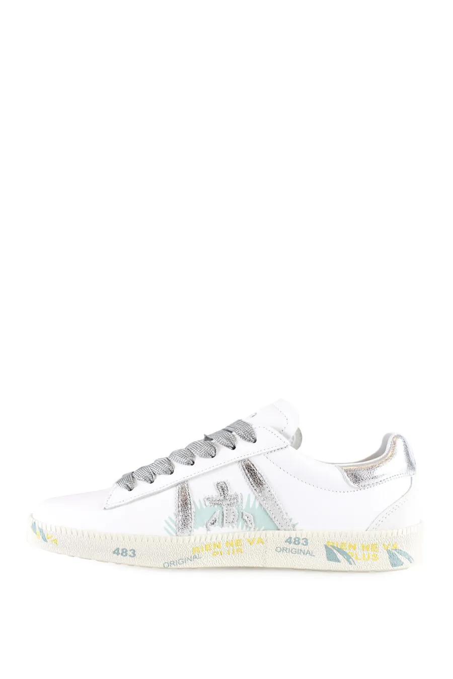 Zapatillas blancas con detalles en plata 