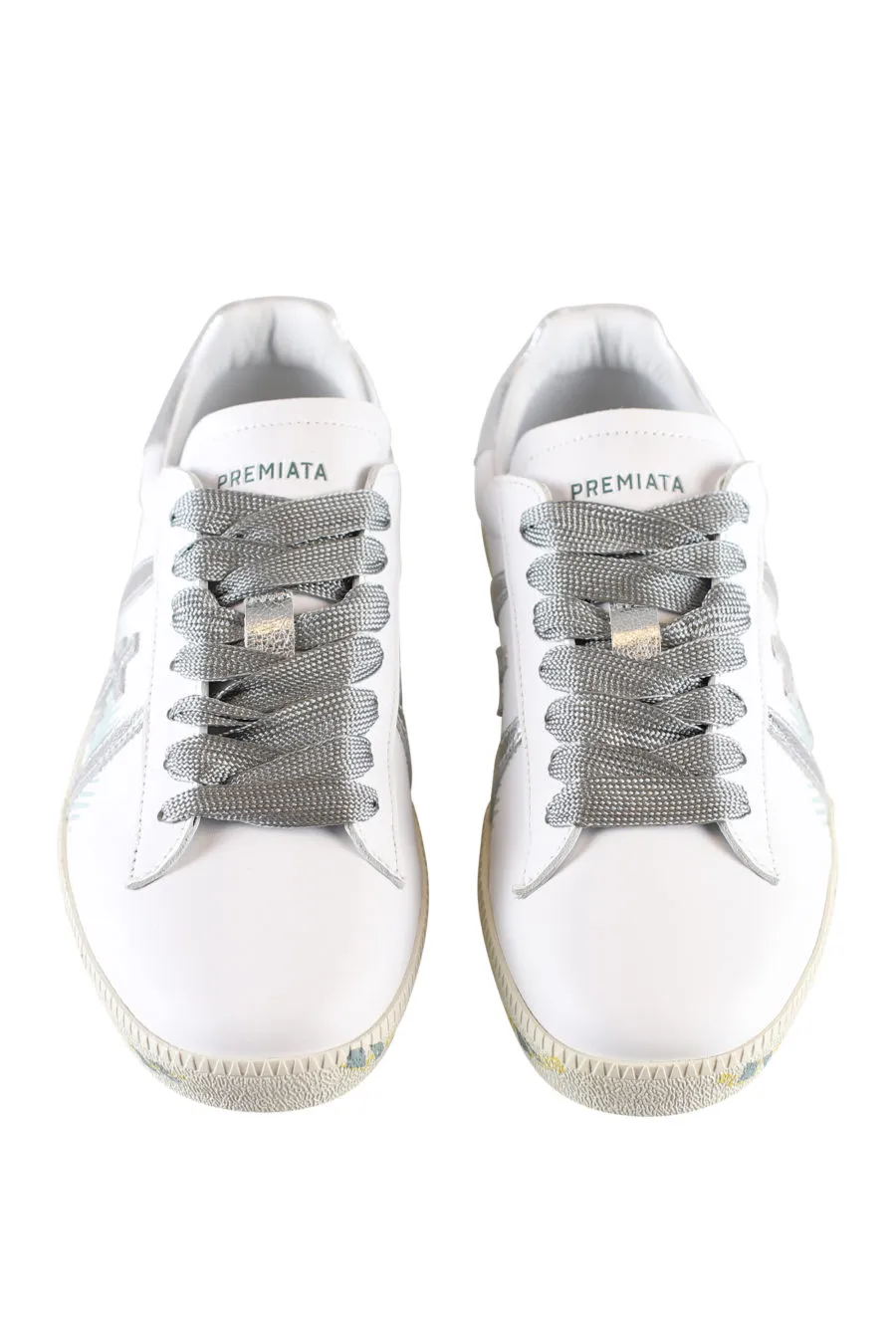 Zapatillas blancas con detalles en plata 
