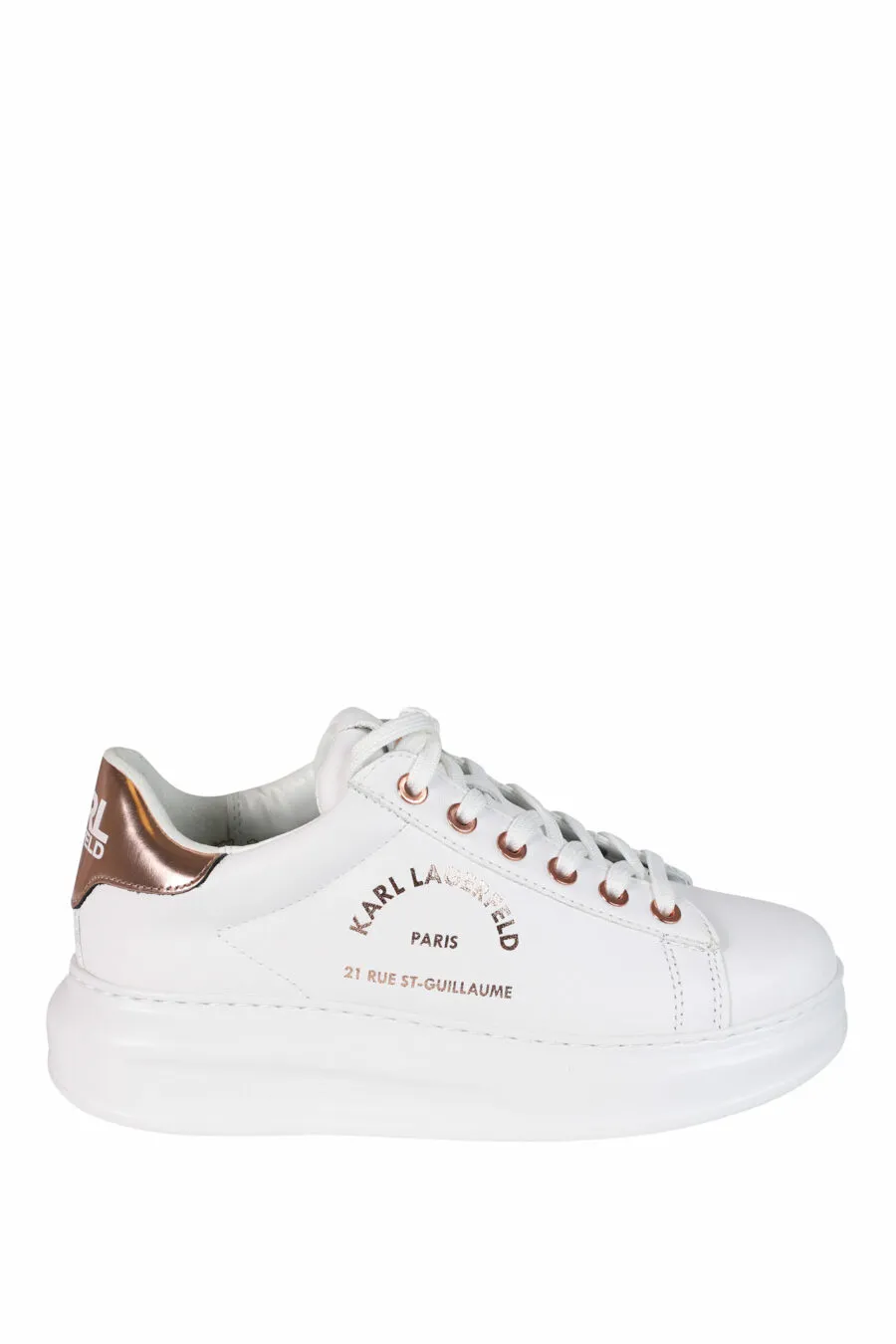 Zapatillas blancas con detalles rosa y logo 