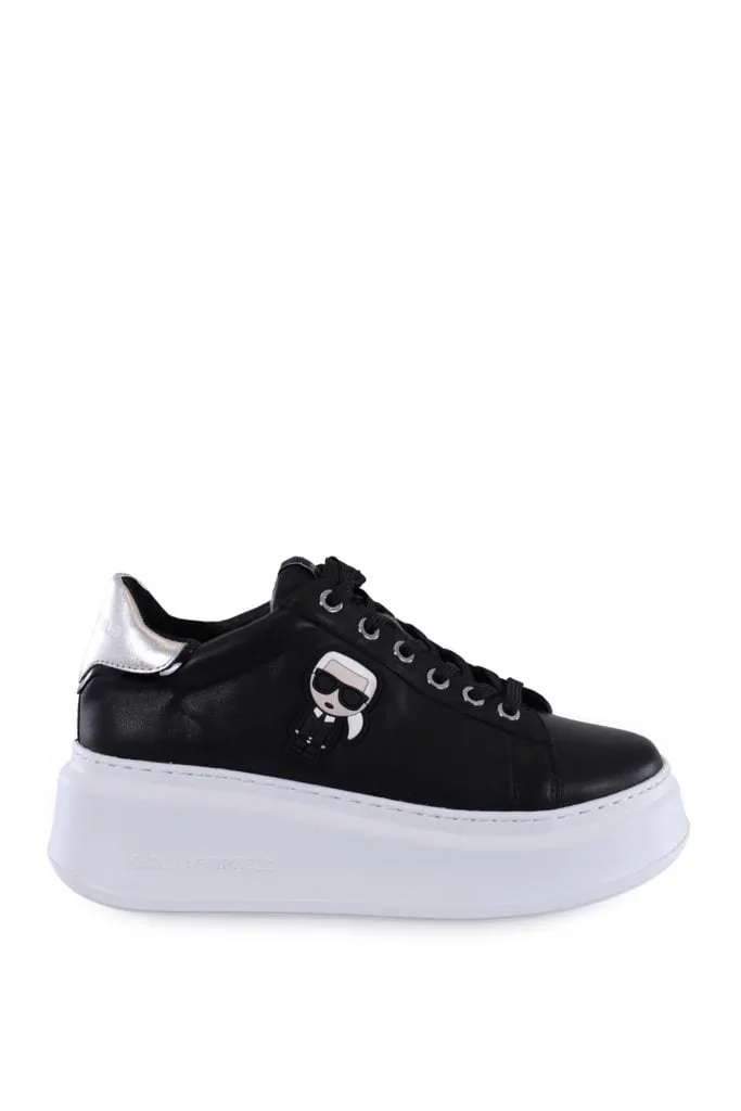 Zapatillas negras con logotipo 